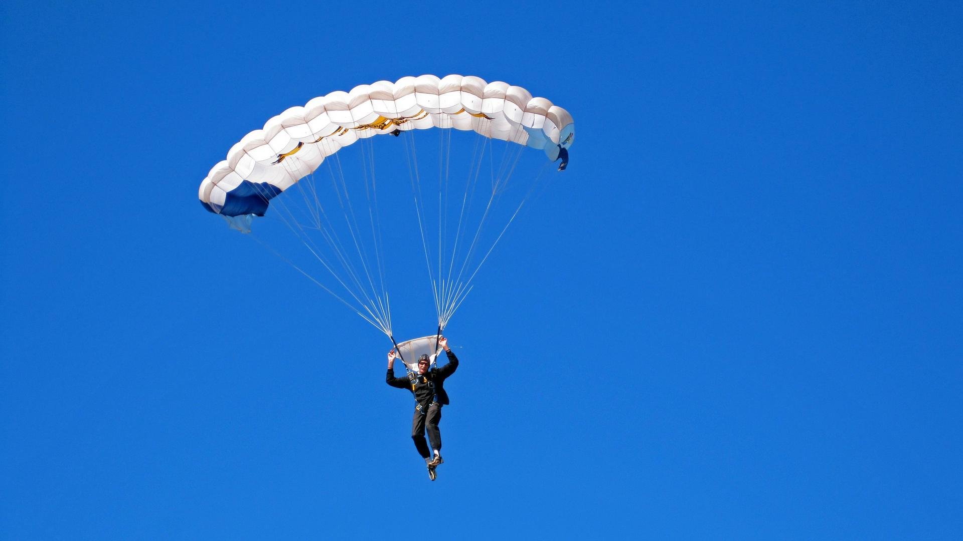 篮球运动装备智能化发展趋势明显，篮球产品功能